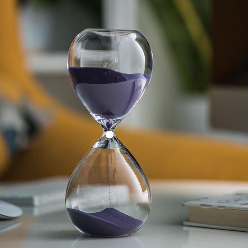 Cliente satisfeito olhando o relógio